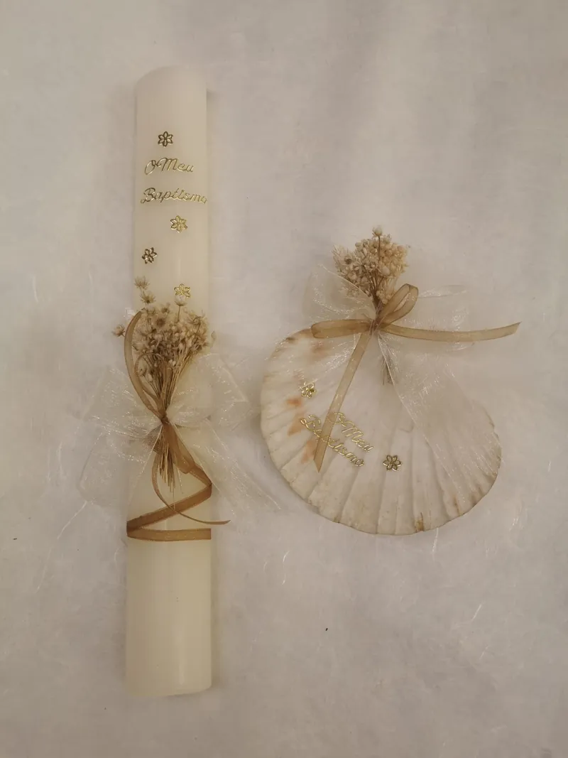 Vela de batizado em marfim, com concha, gipsófila seca e fitas de organza