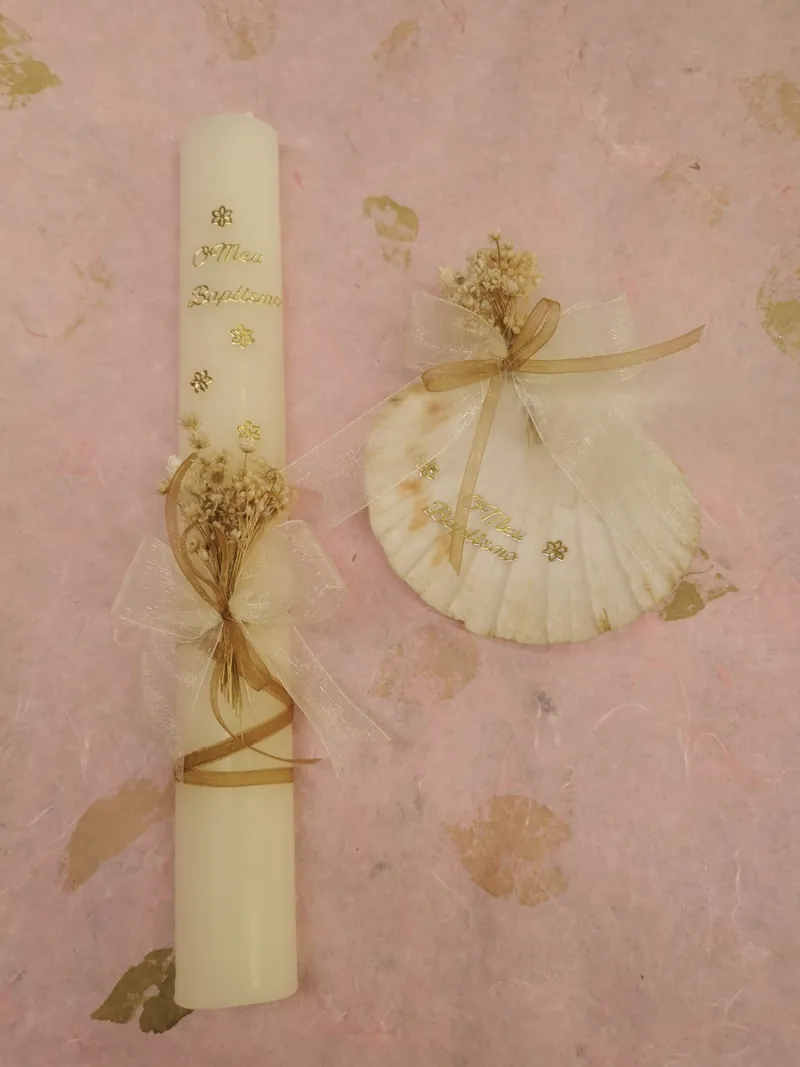 Vela de batizado personalizada, com concha e laço em organza dourada