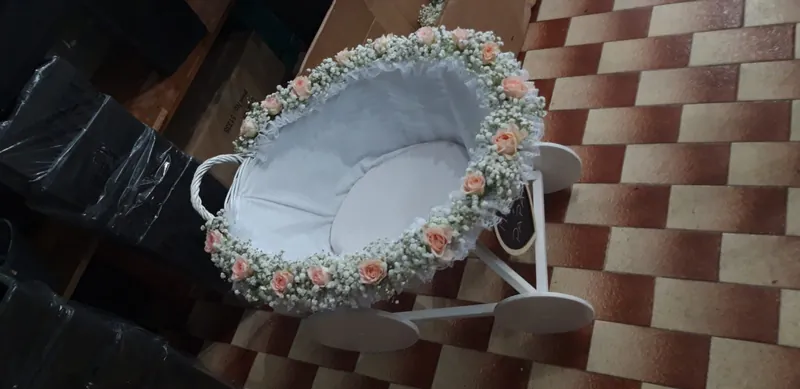 Berço de recém-nascido decorado com grinalda de flores em tons pastel