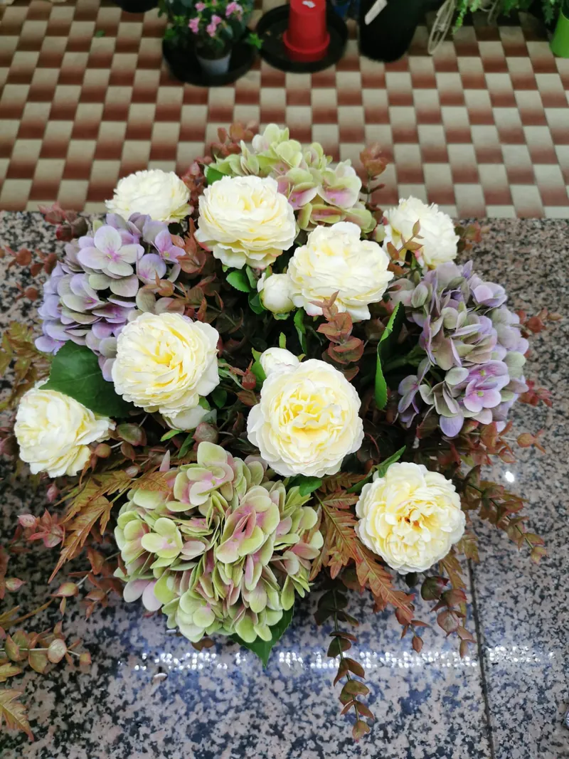 Arranjo em tons de creme e verde com rosas e hortênsias