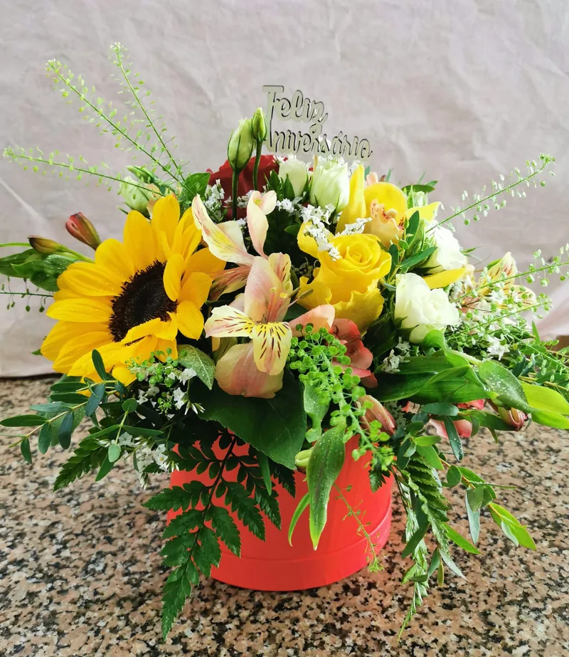 Arranjo em caixa vermelha com girassol, lisianthus e alstroeméria, com topo de Feliz Aniversário