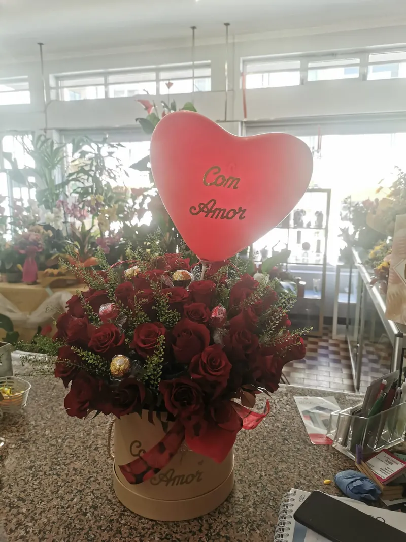 Flower box de rosas vermelhas em caixa kraft, com balão de coração Com Amor