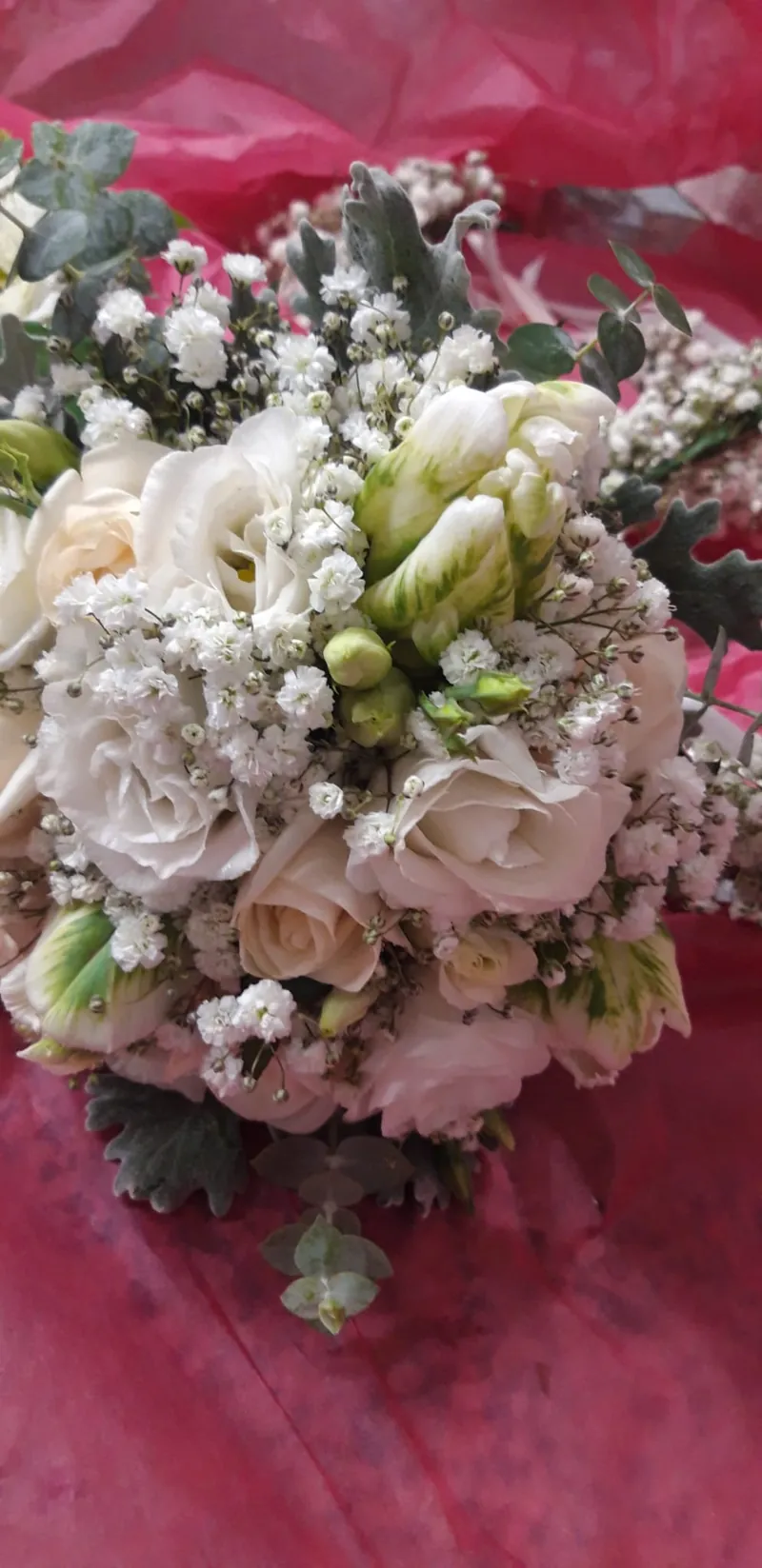 Bouquet de noiva em branco e rosa pálido, com lisianthus, rosas e gipsófila