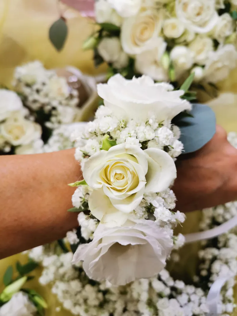 Pulseira de dama de honor com rosa branca, lisianthus e gipsófila