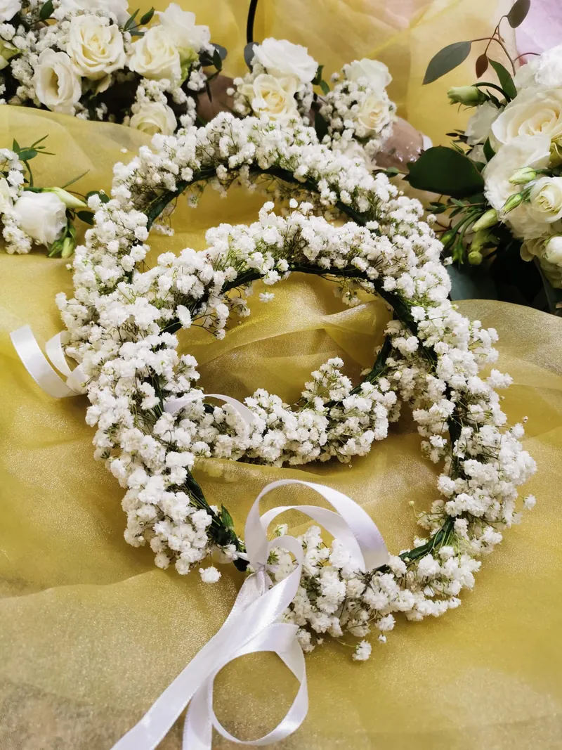Coroas de cabeça em gipsófila branca, com fitas de cetim