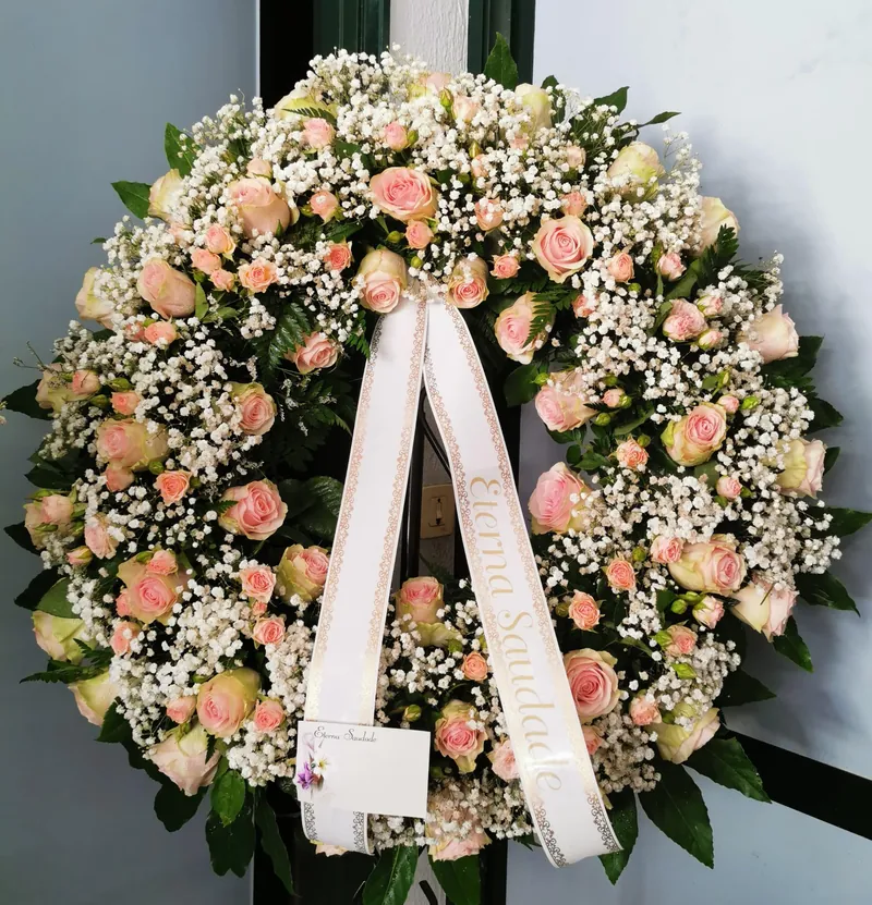 Coroa de funeral em rosas pêssego e gipsófila branca, com faixa personalizada