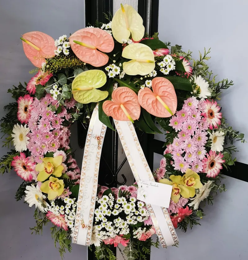 Coroa de funeral em tons de rosa, com anthúrios, gérberas e orquídeas