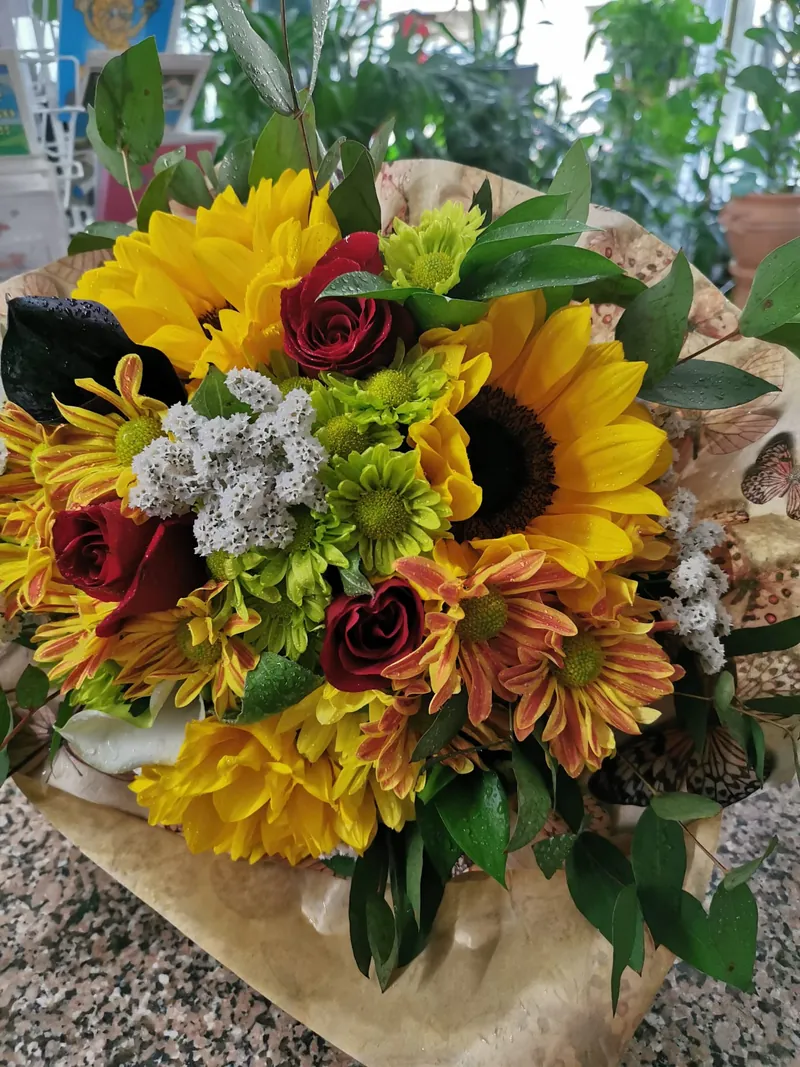 Ramo de girassóis com rosas vermelhas e verdes de estação